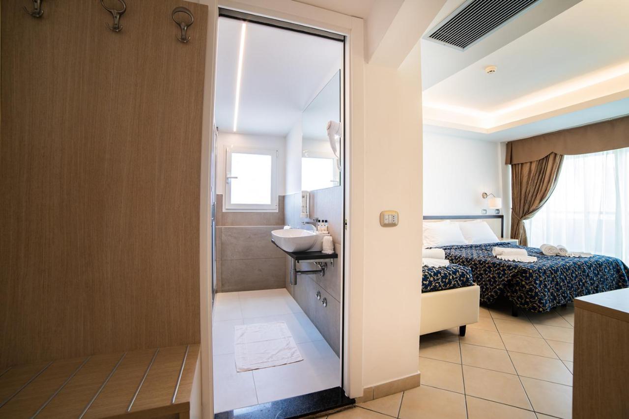 Hotel Ambasciatori Cattolica Esterno foto